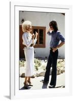 Le realisateur John Carpenter and Janet Leigh sur le tournage du film Fog, 1980 (photo)-null-Framed Photo