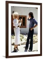 Le realisateur John Carpenter and Janet Leigh sur le tournage du film Fog, 1980 (photo)-null-Framed Photo