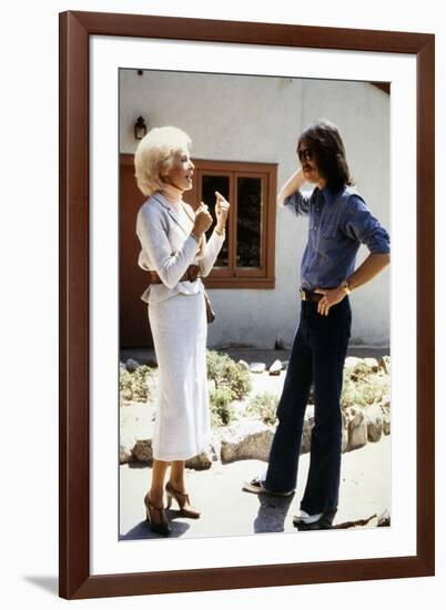 Le realisateur John Carpenter and Janet Leigh sur le tournage du film Fog, 1980 (photo)-null-Framed Photo