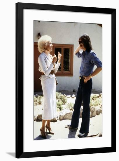 Le realisateur John Carpenter and Janet Leigh sur le tournage du film Fog, 1980 (photo)-null-Framed Photo