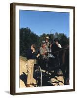 Le realisateur John Ford and John Wayne sur le tournage du film Les Cavaliers THE HORSE SOLDIERS, 1-null-Framed Photo