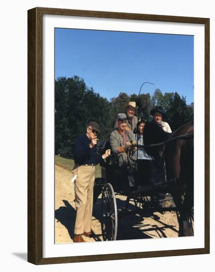 Le realisateur John Ford and John Wayne sur le tournage du film Les Cavaliers THE HORSE SOLDIERS, 1-null-Framed Photo