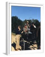 Le realisateur John Ford and John Wayne sur le tournage du film Les Cavaliers THE HORSE SOLDIERS, 1-null-Framed Photo