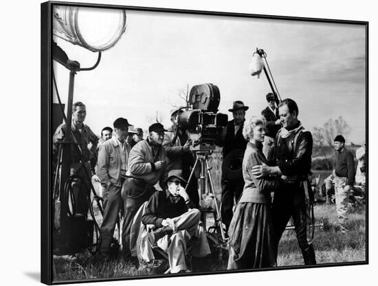 Le realisateur John Ford dirige Constance Towers and John Wayne sur le tournage du film Les Cavalie-null-Framed Photo