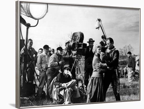 Le realisateur John Ford dirige Constance Towers and John Wayne sur le tournage du film Les Cavalie-null-Framed Photo