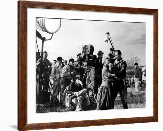 Le realisateur John Ford dirige Constance Towers and John Wayne sur le tournage du film Les Cavalie-null-Framed Photo