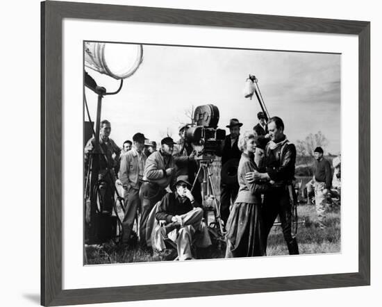 Le realisateur John Ford dirige Constance Towers and John Wayne sur le tournage du film Les Cavalie-null-Framed Photo