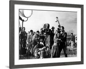 Le realisateur John Ford dirige Constance Towers and John Wayne sur le tournage du film Les Cavalie-null-Framed Photo