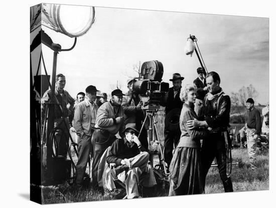 Le realisateur John Ford dirige Constance Towers and John Wayne sur le tournage du film Les Cavalie-null-Stretched Canvas