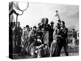 Le realisateur John Ford dirige Constance Towers and John Wayne sur le tournage du film Les Cavalie-null-Stretched Canvas