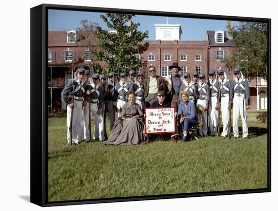 Le realisateur John Ford, William Holden, John Wayne and Contance Towers sur le tournage du film Le-null-Framed Stretched Canvas