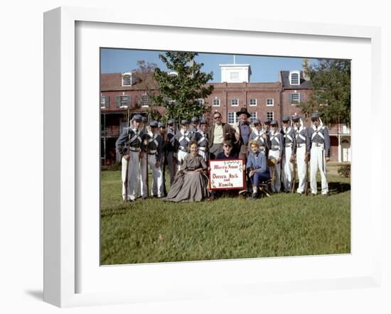 Le realisateur John Ford, William Holden, John Wayne and Contance Towers sur le tournage du film Le-null-Framed Photo