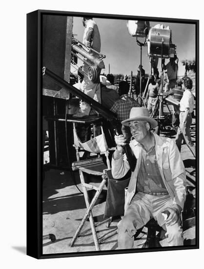 Le realisateur John Huston sur le tournage du film Le Vent by la Plaine THE UNFORGIVEN, 1960 (b/w p-null-Framed Stretched Canvas