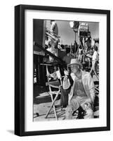 Le realisateur John Huston sur le tournage du film Le Vent by la Plaine THE UNFORGIVEN, 1960 (b/w p-null-Framed Photo