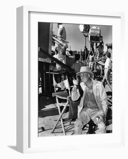 Le realisateur John Huston sur le tournage du film Le Vent by la Plaine THE UNFORGIVEN, 1960 (b/w p-null-Framed Photo