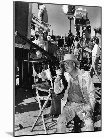 Le realisateur John Huston sur le tournage du film Le Vent by la Plaine THE UNFORGIVEN, 1960 (b/w p-null-Mounted Photo