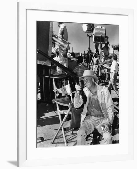 Le realisateur John Huston sur le tournage du film Le Vent by la Plaine THE UNFORGIVEN, 1960 (b/w p-null-Framed Photo