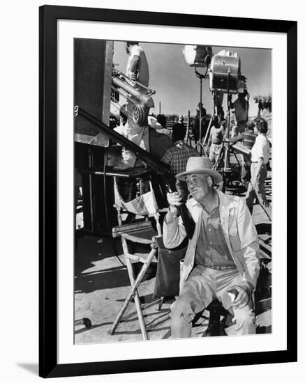 Le realisateur John Huston sur le tournage du film Le Vent by la Plaine THE UNFORGIVEN, 1960 (b/w p-null-Framed Photo