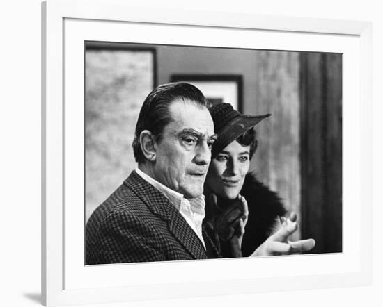 Le realisateur Luchino Visconti and Charlotte Rampling sur le tournage du film Les Damnes, 1969 (b/-null-Framed Photo