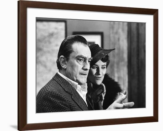 Le realisateur Luchino Visconti and Charlotte Rampling sur le tournage du film Les Damnes, 1969 (b/-null-Framed Photo