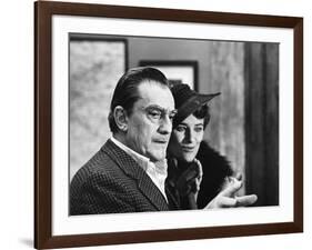 Le realisateur Luchino Visconti and Charlotte Rampling sur le tournage du film Les Damnes, 1969 (b/-null-Framed Photo