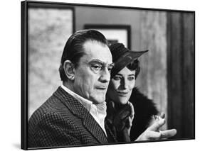 Le realisateur Luchino Visconti and Charlotte Rampling sur le tournage du film Les Damnes, 1969 (b/-null-Framed Photo