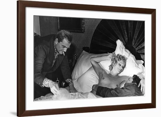 Le realisateur Luchino Visconti, Ingrid Thulin and Dirk Bogarde sur le tournage du film Les Damnes,-null-Framed Photo