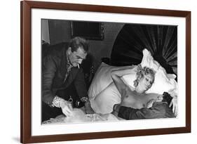 Le realisateur Luchino Visconti, Ingrid Thulin and Dirk Bogarde sur le tournage du film Les Damnes,-null-Framed Photo