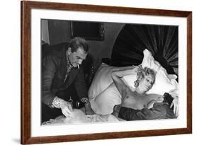 Le realisateur Luchino Visconti, Ingrid Thulin and Dirk Bogarde sur le tournage du film Les Damnes,-null-Framed Photo