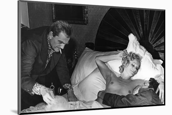 Le realisateur Luchino Visconti, Ingrid Thulin and Dirk Bogarde sur le tournage du film Les Damnes,-null-Mounted Photo