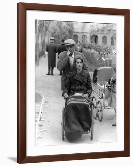 Le realisateur Luis Bunuel and Catherine Deneuve sur le tournage du film Tristina, 1970 On the set,-null-Framed Photo