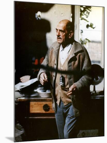 Le realisateur Luis Bunuel sur le tournage du film Tristina, 1970 On the set, Luis Bunuel, director-null-Mounted Photo