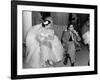 Le realisateur Mervin Leroy and Vivien Leigh sur le tournage du film La Valse dans l'ombre WATERLOO-null-Framed Photo