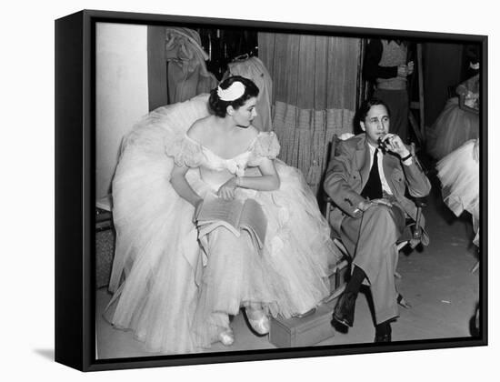 Le realisateur Mervin Leroy and Vivien Leigh sur le tournage du film La Valse dans l'ombre WATERLOO-null-Framed Stretched Canvas