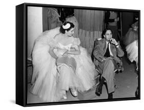 Le realisateur Mervin Leroy and Vivien Leigh sur le tournage du film La Valse dans l'ombre WATERLOO-null-Framed Stretched Canvas