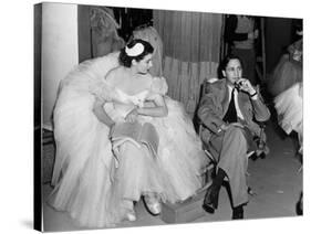 Le realisateur Mervin Leroy and Vivien Leigh sur le tournage du film La Valse dans l'ombre WATERLOO-null-Stretched Canvas