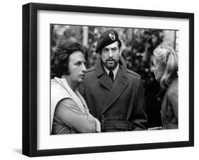 Le realisateur Michael Cimino,Robert by Niro and Meryl Streep sur le tournage du film Voyage au bou-null-Framed Photo