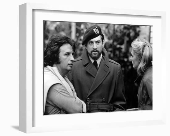 Le realisateur Michael Cimino,Robert by Niro and Meryl Streep sur le tournage du film Voyage au bou-null-Framed Photo