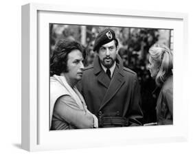 Le realisateur Michael Cimino,Robert by Niro and Meryl Streep sur le tournage du film Voyage au bou-null-Framed Photo
