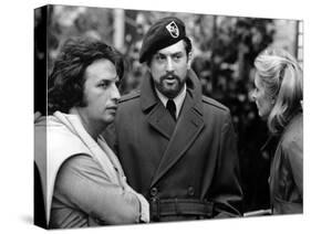 Le realisateur Michael Cimino,Robert by Niro and Meryl Streep sur le tournage du film Voyage au bou-null-Stretched Canvas