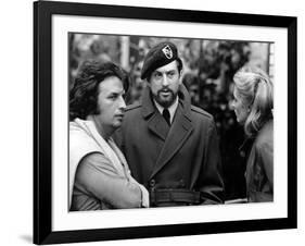 Le realisateur Michael Cimino,Robert by Niro and Meryl Streep sur le tournage du film Voyage au bou-null-Framed Photo