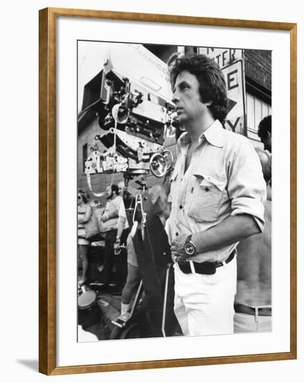 Le realisateur Michael Cimino sur le tournage du film Voyage au bout by l'enfer THE DEER HUNTER, 19-null-Framed Photo