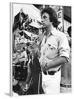 Le realisateur Michael Cimino sur le tournage du film Voyage au bout by l'enfer THE DEER HUNTER, 19-null-Framed Photo