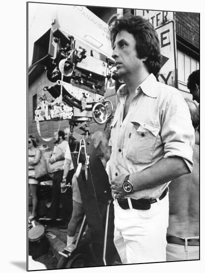 Le realisateur Michael Cimino sur le tournage du film Voyage au bout by l'enfer THE DEER HUNTER, 19-null-Mounted Photo