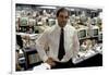 Le realisateur Oliver Stone sur le tournage du film Wall street en, 1987 (photo)-null-Framed Photo