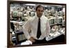 Le realisateur Oliver Stone sur le tournage du film Wall street en, 1987 (photo)-null-Framed Photo