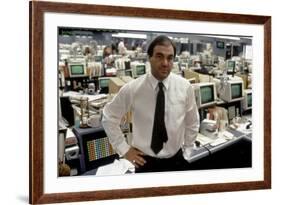 Le realisateur Oliver Stone sur le tournage du film Wall street en, 1987 (photo)-null-Framed Photo