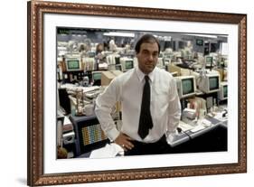 Le realisateur Oliver Stone sur le tournage du film Wall street en, 1987 (photo)-null-Framed Photo