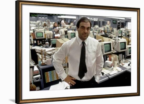 Le realisateur Oliver Stone sur le tournage du film Wall street en, 1987 (photo)-null-Framed Photo