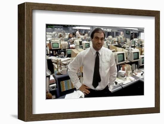 Le realisateur Oliver Stone sur le tournage du film Wall street en, 1987 (photo)-null-Framed Photo